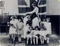 May Queen : Edna Simpson 1932 - click for full size image May Queen : Edna Simpson 1932 - click for full size image
